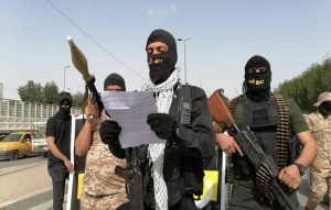 مليشيات مسلحة تستعرض قواتها في بغداد وتغلق طرقاً رئيسية وسط صمت حكومي